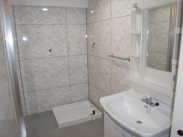 Wash basin, toilet.  ■ The wall is also a clean wash room