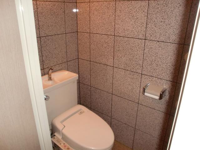 Toilet.  ■ The wall is also a clean toilet