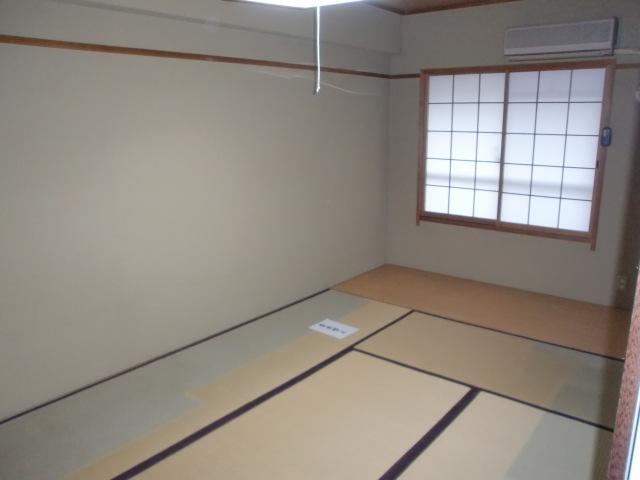 Non-living room.  ■ It is wide at about 7.5 Pledge