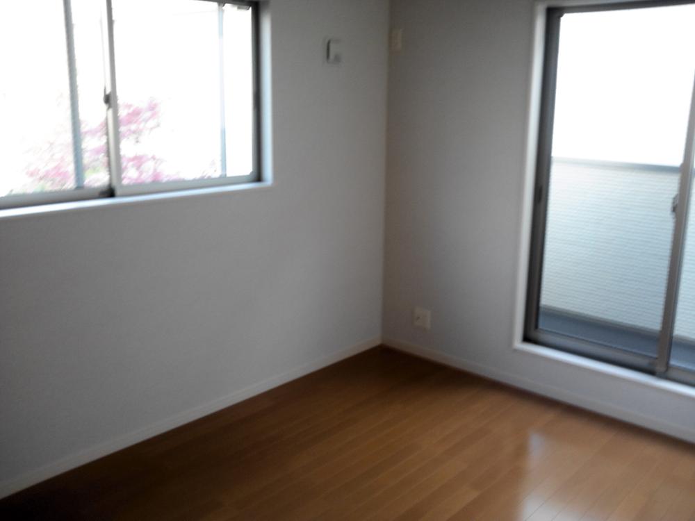 Non-living room. There are two places window, It is very bright Western-style