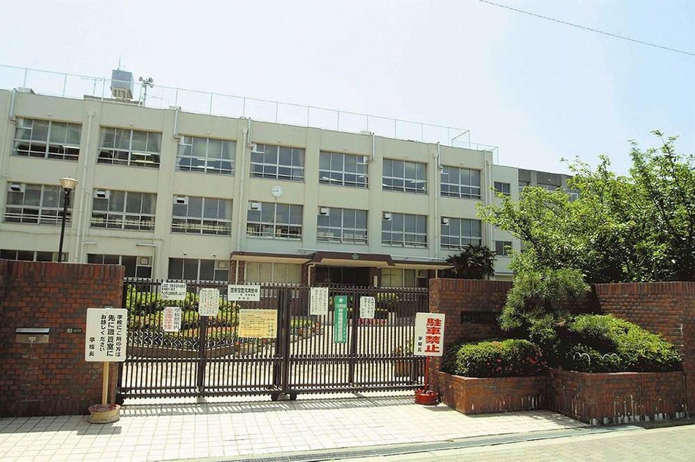 Other. Sekime is child safe in the east elementary school a 5-minute walk.