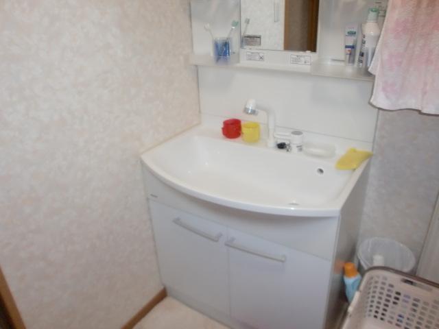 Wash basin, toilet.  ■ Shampoo is a wash basin with a dresser