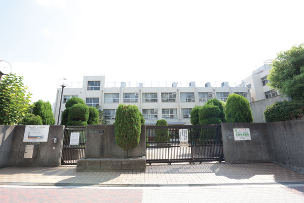 Surrounding environment. Osaka Municipal Namazue junior high school (a 3-minute walk ・ About 240m)