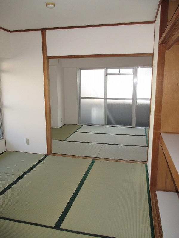 Living and room. I feel the smell of the Japanese-style room