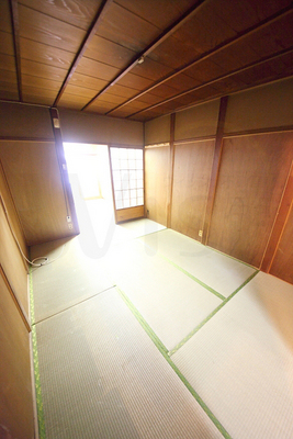 Living and room. It is a pleasant sunny Japanese-style. 