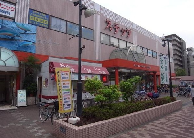 Shopping centre. 534m from the shopping floor step (shopping center)