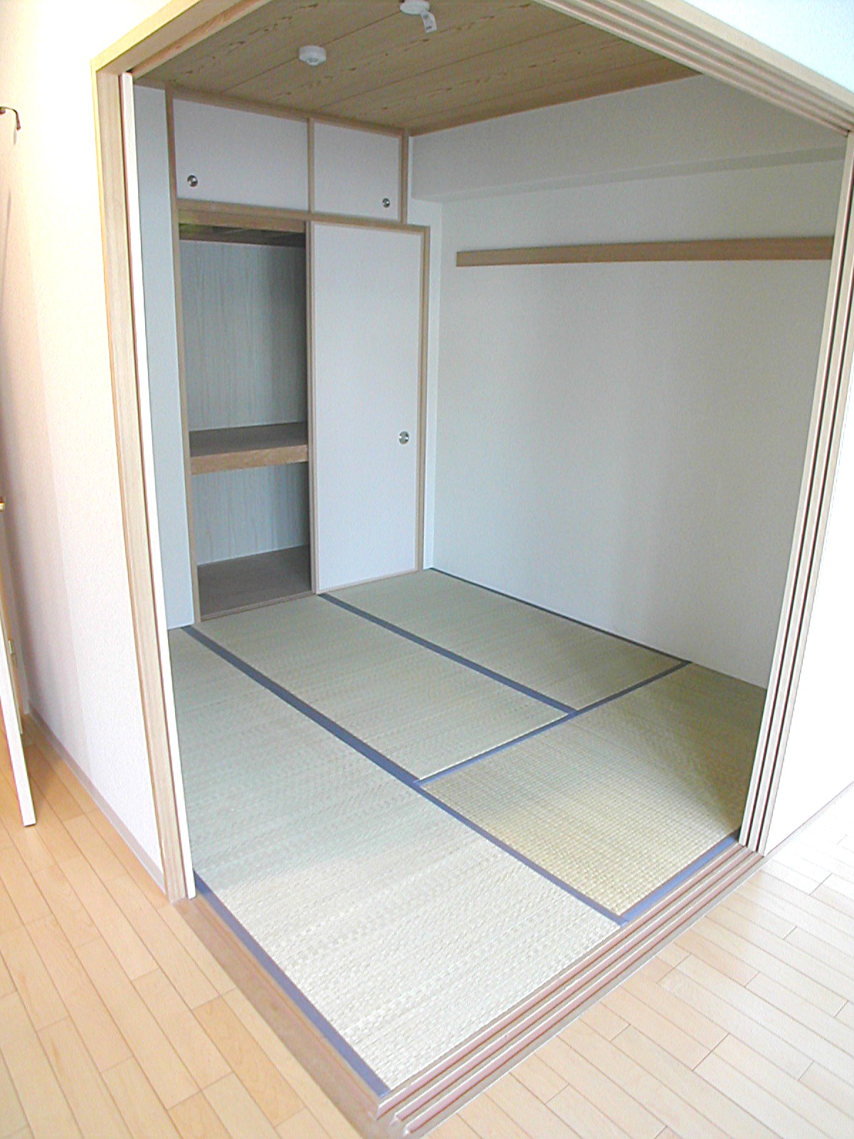 Living and room. It has also been to clean tatami!