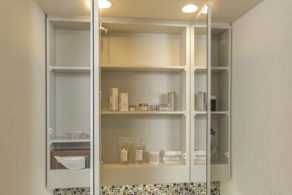 Bathing-wash room.  [With anti-fog function three-sided mirror] Fogging function with three-sided mirror to mirror back is turned to the storage space. By accommodating over and dryer, Ease of use is taken out ・ Three-sided mirror back hook sister ease is up have been installed (same specifications)