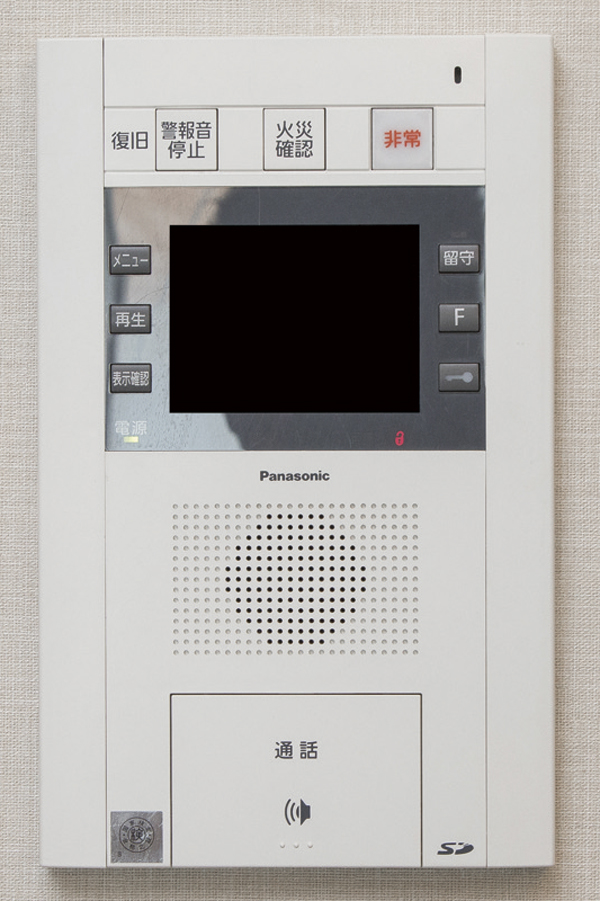 Other.  [With color monitor multi-function security intercom] It can be found in the voice and image of the visitor in front of the entrance hall and the dwelling unit entrance door, Hands-free type of camera-equipped intercom that can be unlocked with a single switch has been adopted (same specifications)