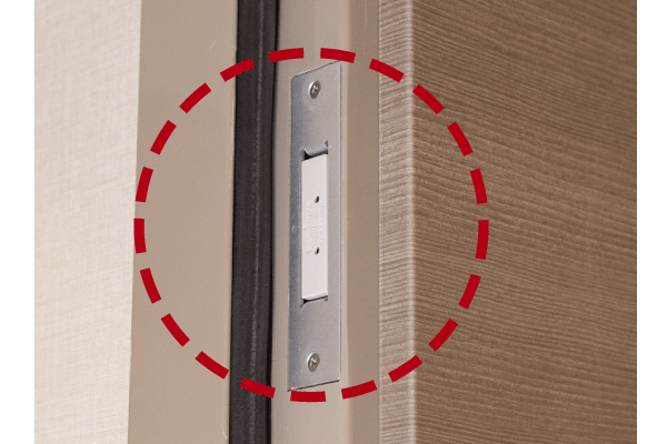 Security.  [Security magnet sensor] Set up a crime prevention magnet sensor to the entrance door of all dwelling units. There is an intrusion when the warning mode set when the sensor is reaction, It sounds alarm, It will be reported to the security company (same specifications)
