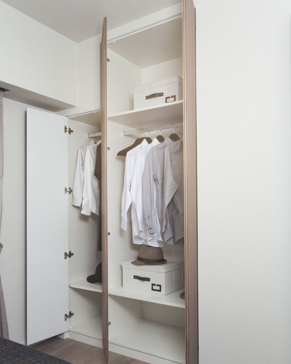 Receipt.  [closet] Each Western-style, Installing a ceiling height full of closet. It is with a convenient hanger pipe to organize clothing (D type model room)