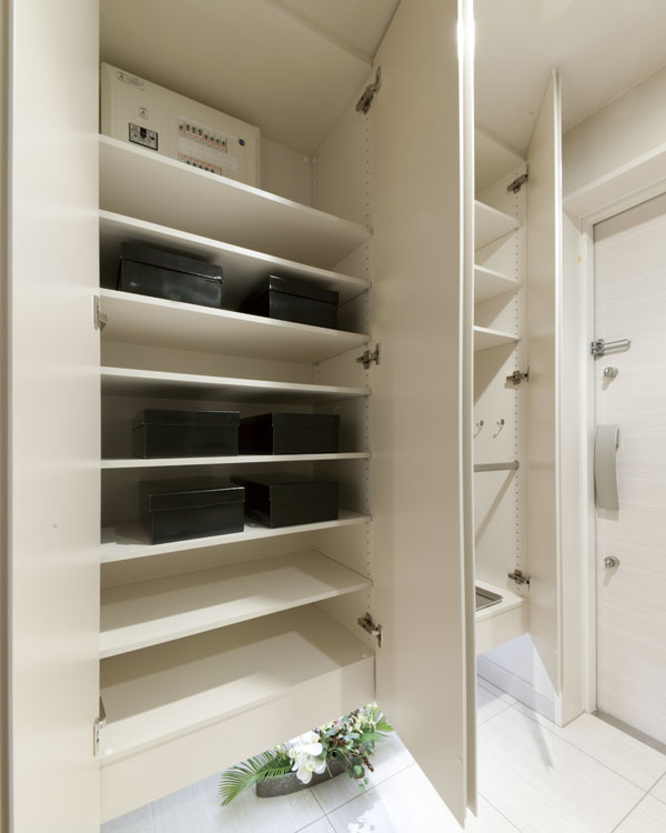 Receipt.  [Large shoe box] At ceiling height full of storage capacity, Movable shelf expression that can be organized, such as also functionally boots. Umbrella stand space has also provided (same specifications)