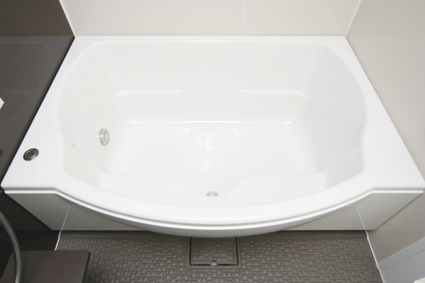Bathing-wash room.  [Round type wide bathtub] Round to draw a soft curve, such as wrap gently body. Sitting on step, Sitz bath can be enjoyed in a relaxed manner (same specifications)