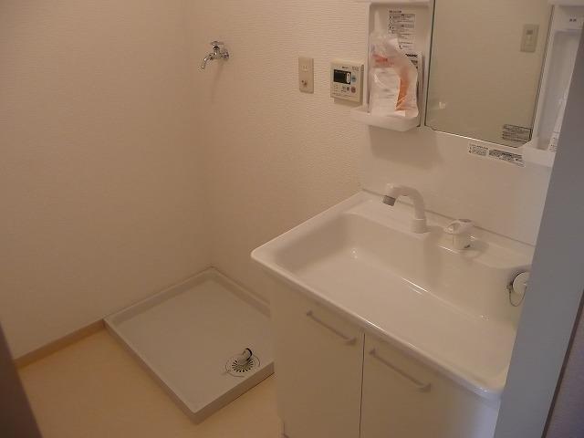 Wash basin, toilet. Also safe preparation of the morning with a large shampoo dresser