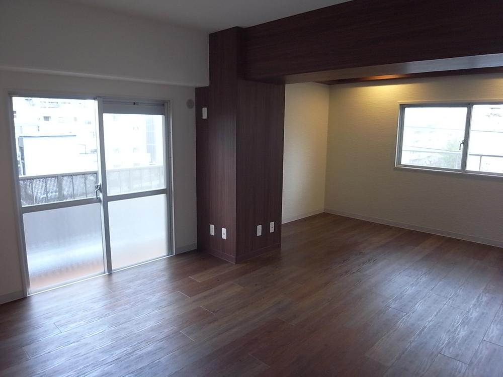 Living. Spacious and bright living room