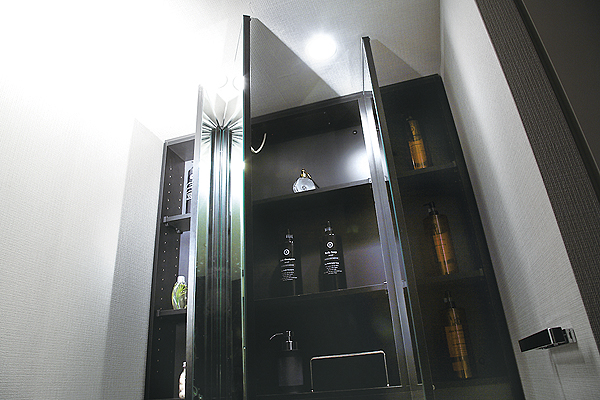 Bathing-wash room.  [Three-sided mirror back storage] It can be stored and cosmetics class and accessories you use every day, Convenient Kagamiura storage. Also, Also provided space to clean house the tissue box (same specifications)
