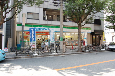 Convenience store. 200m to a convenience store (convenience store)