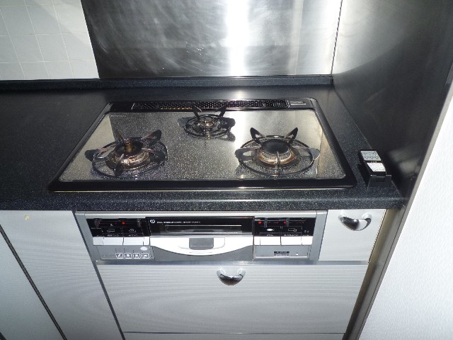 Kitchen. 3-neck gas stove