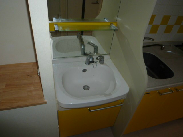 Other Equipment. Independent wash basin