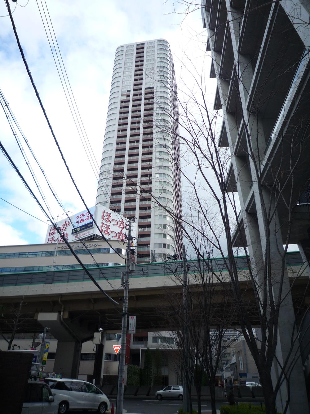 Local appearance photo. The shot from Junku hall side ・ It is a photograph of the Umeda Tower.