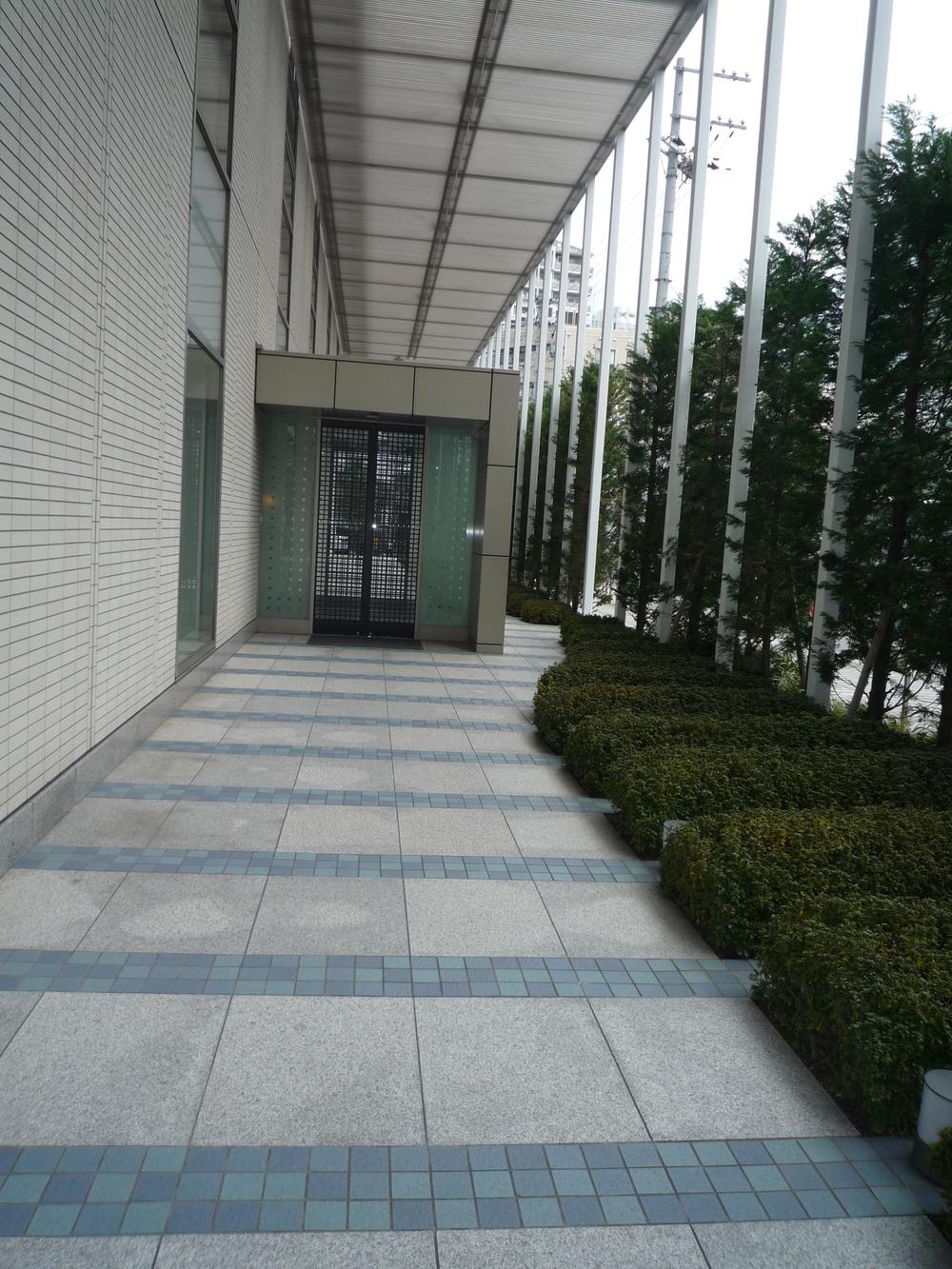 Local appearance photo. The ・ Umeda Tower ・ Is the road that leads to the south entrance part.