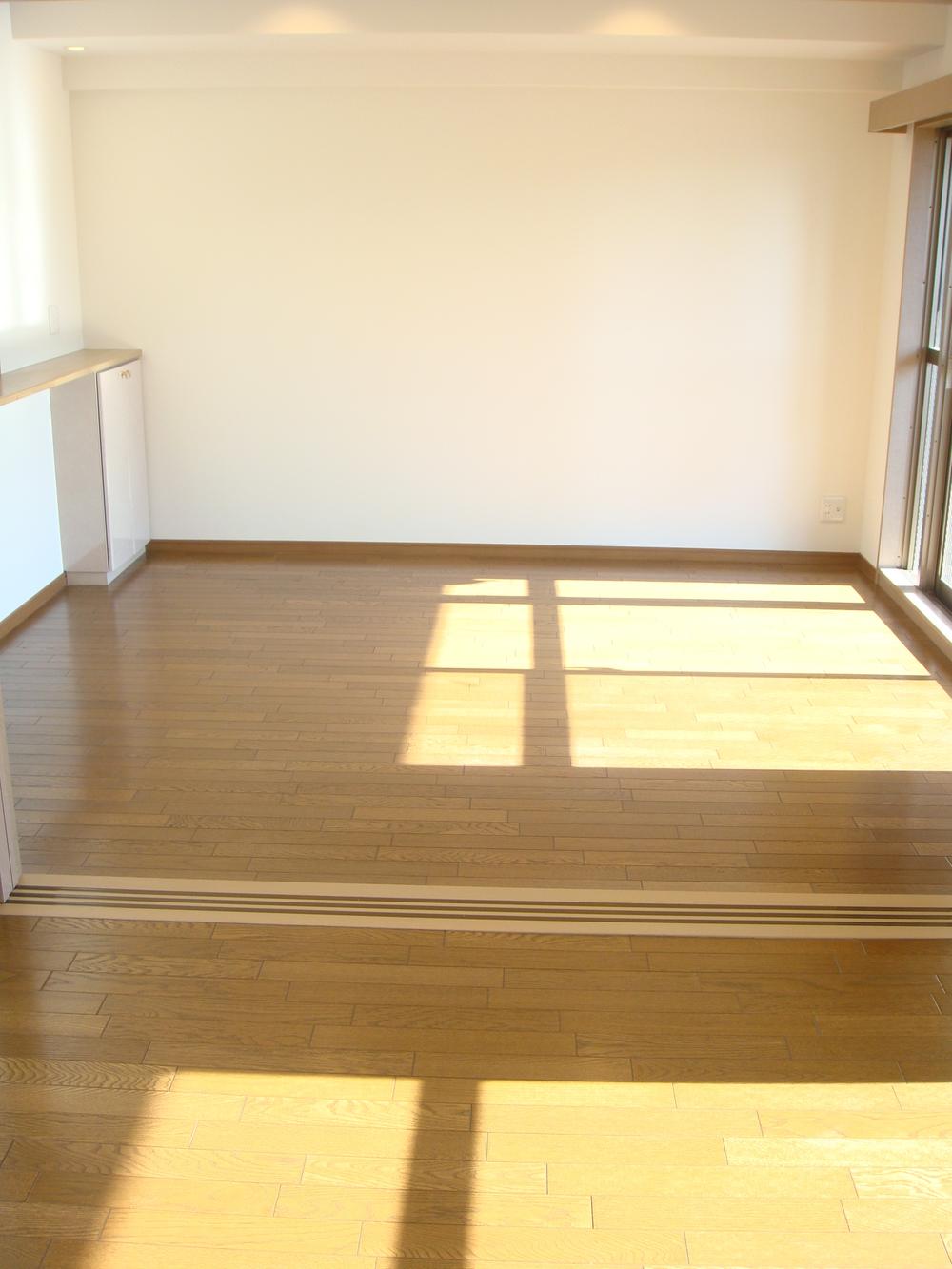 Living. Transformed into a 2LDK open the sliding door.