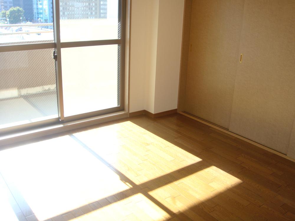 Non-living room. There is each room a feeling of opening per corner room.