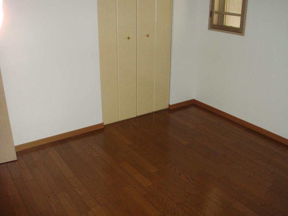 Non-living room. Western-style is 6 Pledge. Because the corner room