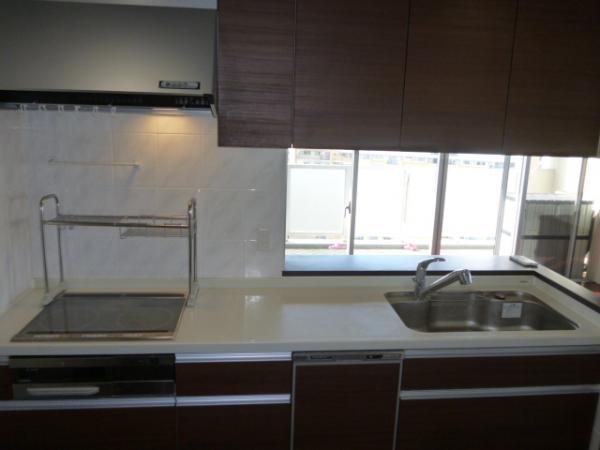 Kitchen. It is counter kitchen overlooking the living room while making the cuisine.