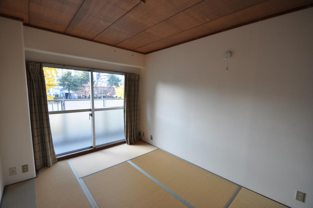 Non-living room. Japanese-style room is spacious with storage