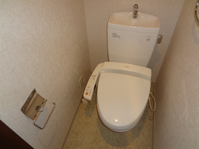 Toilet. Washlet equipped! 