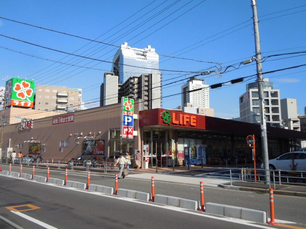 Supermarket. Life Oyodonaka store a 4-minute walk