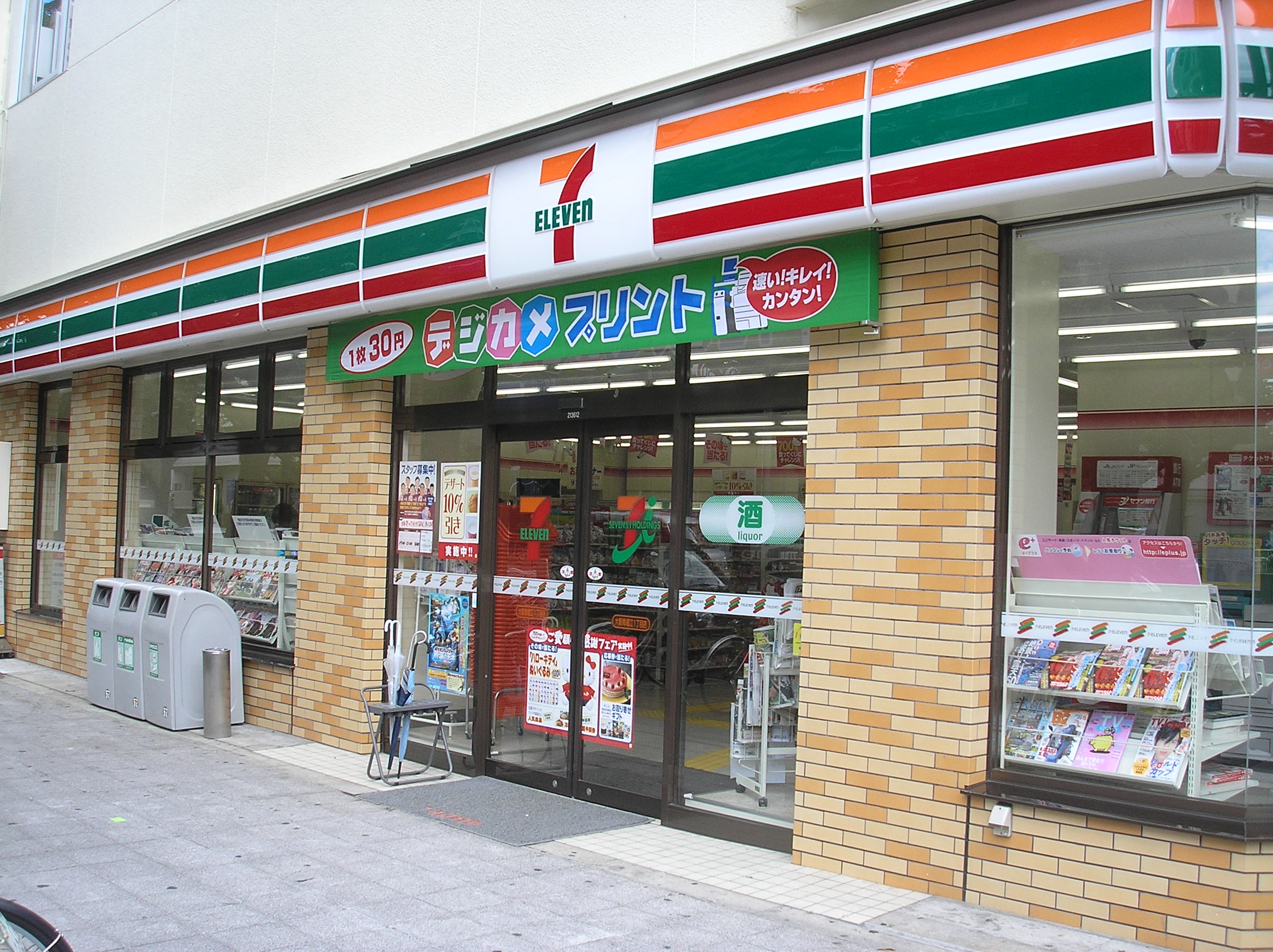 Convenience store. Seven-Eleven Osaka Oyodonaka 3-chome up (convenience store) 629m