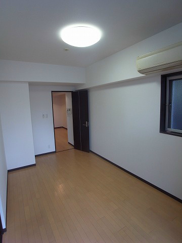 Living and room. Small window ・ Sunshine is pleasant bedroom with veranda. 