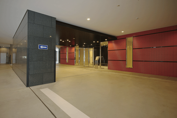 Features of the building.  [Coach Entrance] Coach entrance massive natural stone and sophistication of red tile has been arranged is Ya getting on and off in the direction of the passenger, Convenient driveway space, such as waiting for a taxi when you go out