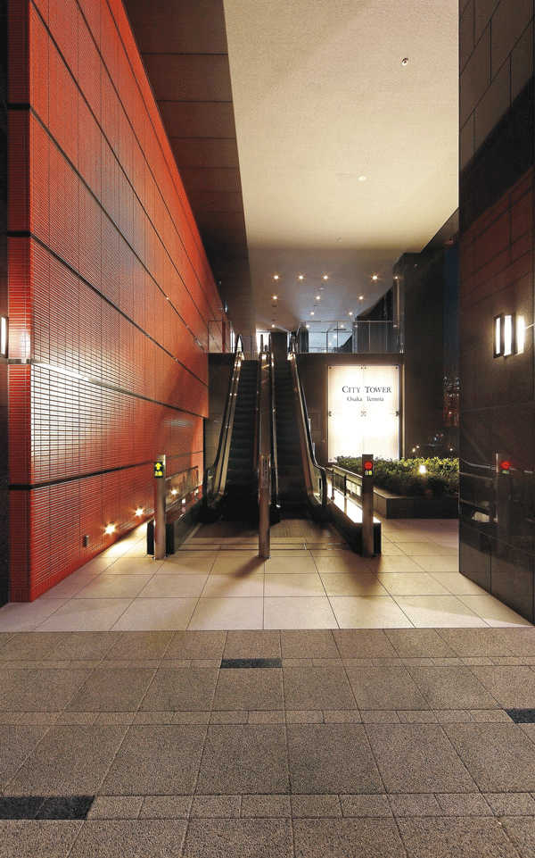 Features of the building.  [Entrance approach] From Forest Park to the second floor escalator. A height of about 8.3m ・ Sophisticated entrance approach of a two-layer blow-by