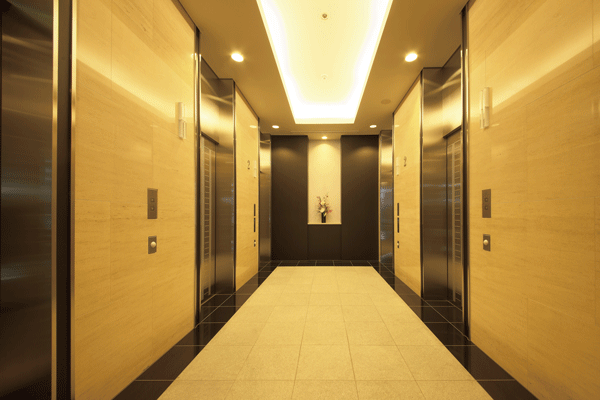 Shared facilities.  [elevator hall] 2F elevator hall of which was full of grace, such as hotels. The soft light of the fold on the ceiling of indirect lighting Tomos, Produce a calm in the space of the room, such as a hotel