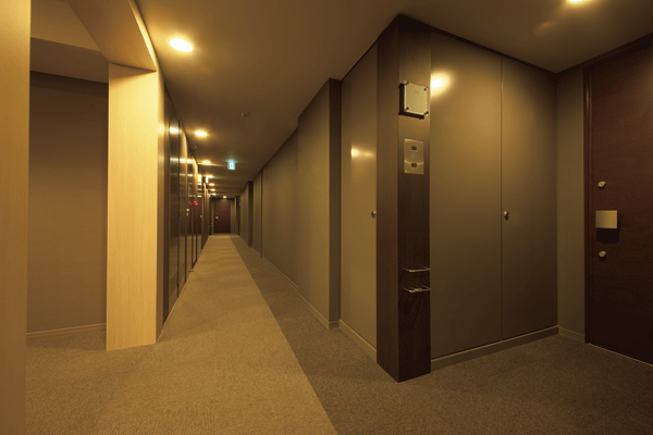 Shared facilities.  [Shared hallway] Shared corridor that leads to each residence is, Adopt a corridor within which has been consideration to privacy. The floor was spread a carpet, It drifts sense of quality, such as a hotel