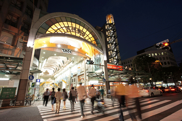 Surrounding environment. Osaka's lively gathering in the arcade of the full-length about 2.6km. Proud of the scale of also about 600 stores, Tenjinbashi shopping street (6-minute walk ・ About 470m) ※