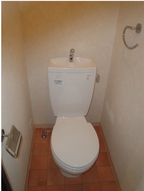 Toilet. Bidet can be installed! !