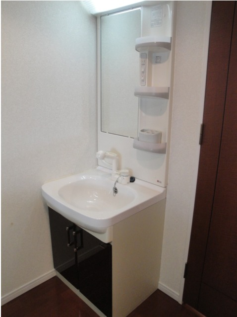 Washroom. With shampoo dresser! 