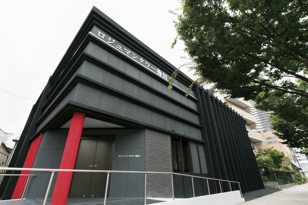 Black and appearance of red was used as a motif "Russia Ju Man Salon Umeda"