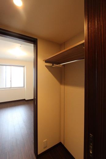 Receipt. Walk-in closet that can traverse the Western-style rooms and wash room
