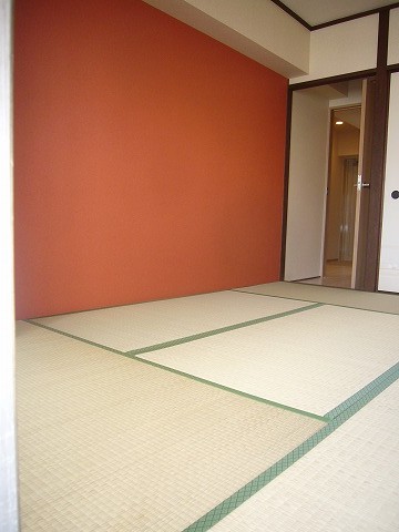 Other room space. The second Japanese-style room is accented cross of orange tone