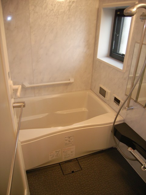 Bath. Windowed bathroom! !