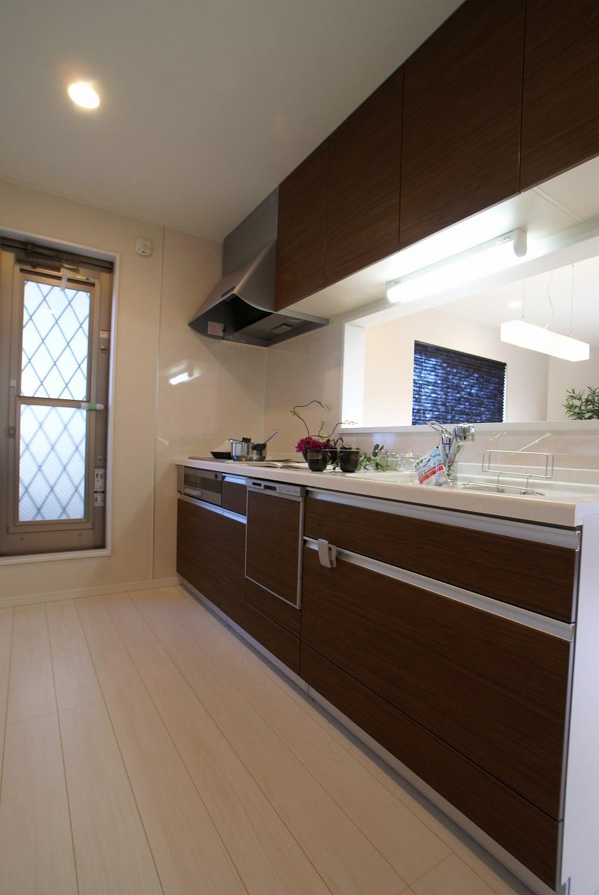 While firmly design that ensures the storage space, Spacious kitchen with high sense!