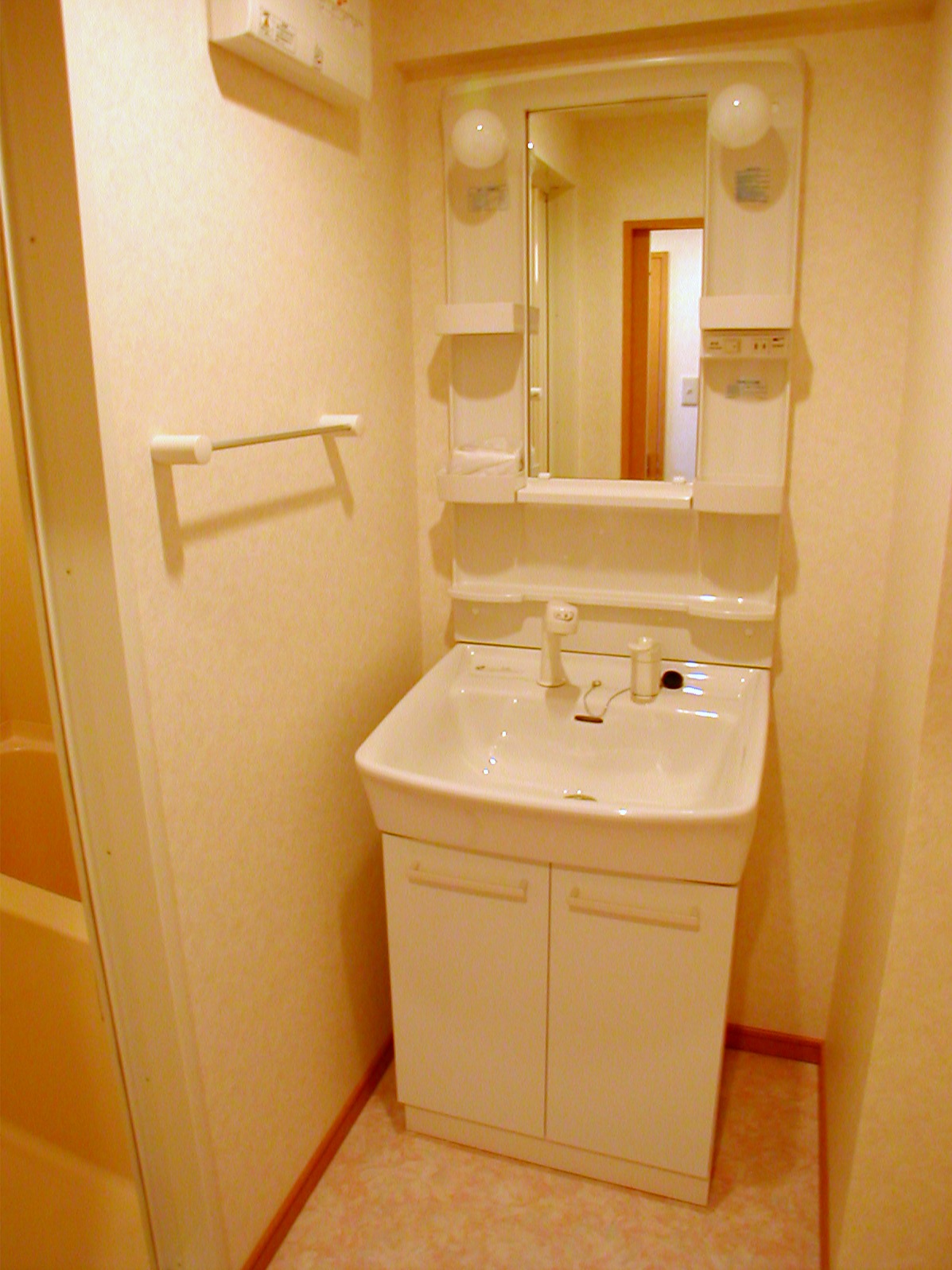 Washroom. With shampoo dresser! 