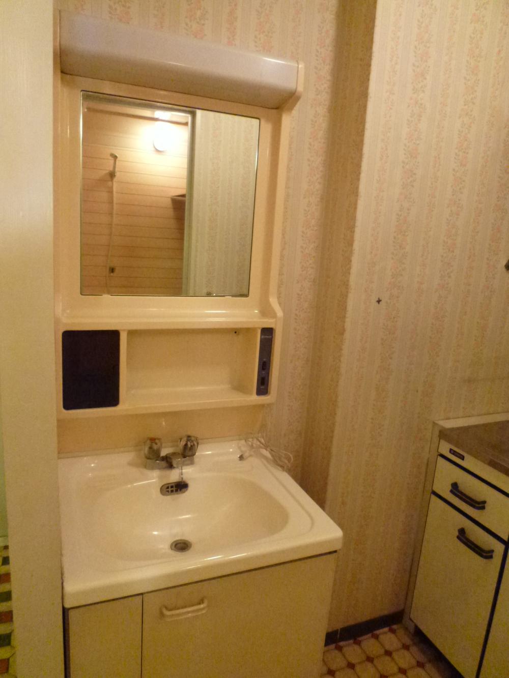 Wash basin, toilet. Room (August 2013) Shooting