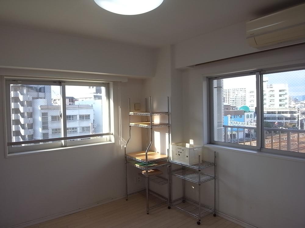 Non-living room. Bright Western-style in two directions with windows