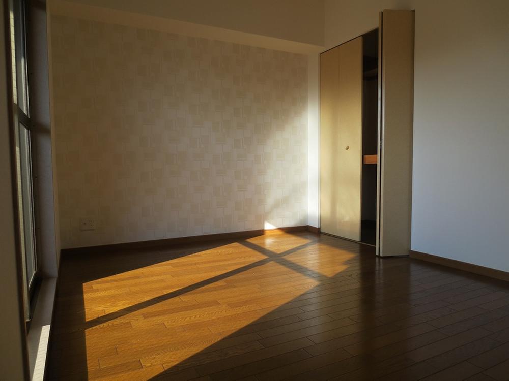 Non-living room. Living next to the Western-style!